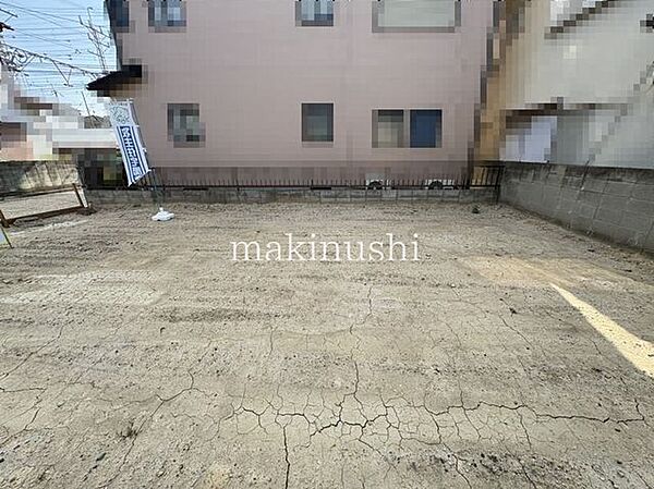 ■現地土地写真■前面道路との高低差はほぼございません■建築条件無し■更地■お好きなハウスメーカーや工務店で建築していただけます■