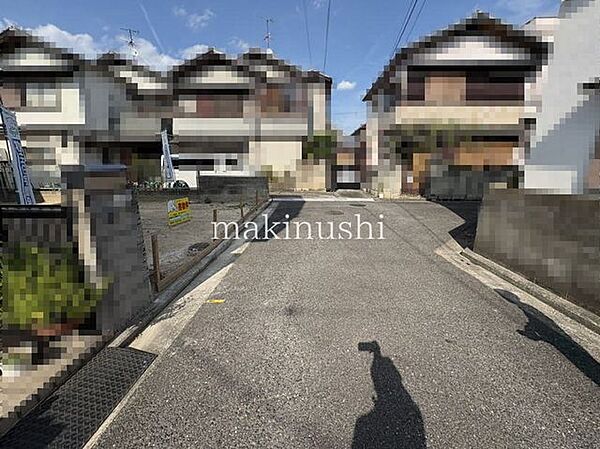 ■前面道路を含む外観■南側接道■前面道路との高低差はほぼございません■更地■建築条件無し■小学校まで約400ｍ（徒歩約5分）■