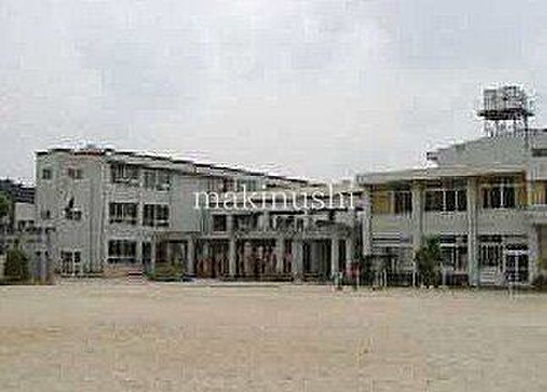 河内長野市立石仏小学校 徒歩13分。 1000m