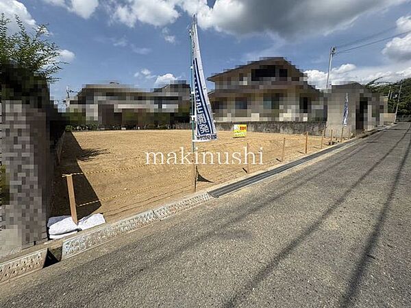 ■現地土地写真■土地76．80坪■更地■建築条件無し■お好きなハウスメーカーや工務店で建築していただけます。■小学校まで約130ｍ（徒歩約2分）■閑静な住宅街■