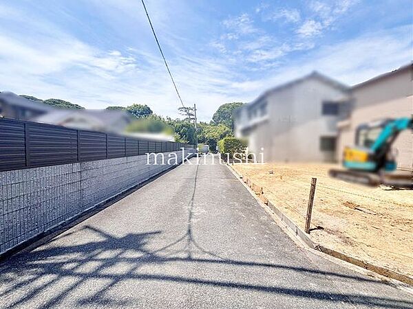 ■現地土地写真■土地約32.22坪■更地■建築条件無し■高低差無し■前面道路幅員東側：約5ｍ■前面道路幅員南側：約4ｍ