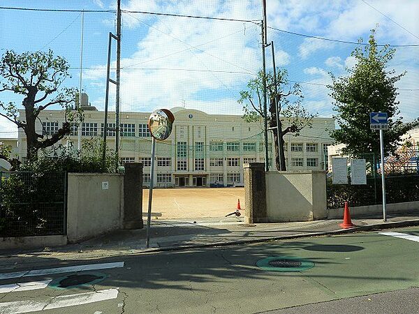 市立板宿小学校　約250ｍ