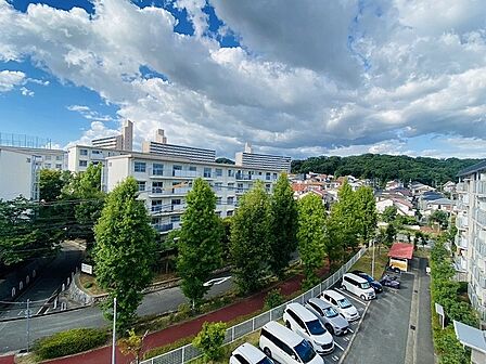 昭和56年3月建築の５階建て公団住宅です！最寄バス停まで徒歩５分・市営地下鉄名谷駅　徒歩15分で、近隣に広い公園２か所・中学校・小学校・ドラッグストアなどがある住宅街です！