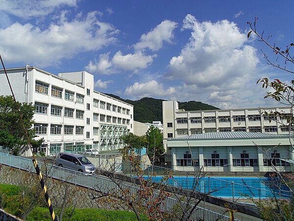 市立高倉中学校　約440ｍ