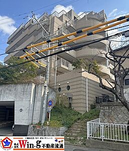外観：平成13年9月建築の6階建て、エレベーター・防犯カメラ・オートロック・宅配ボックス付きのマンションです！分譲駐車場権利付♪ペット飼育可(規約有)で大切なご家族ともお住まいいただけます♪