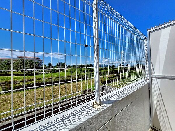 お部屋は1階フロアの南向き、アルコープ付き(2.72m2)で日当たり・通風・眺望良好な3LDKです！