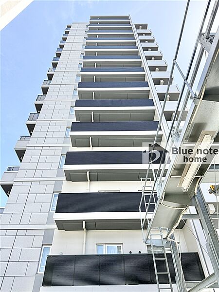 北東角部屋の10階部分３LDK！短い廊下で無駄を抑え、居室を広く確保。キッチンから洗面所への移動もスムーズで、子育て中の暮らしを効率よく支えます。お気軽にブルーノートホームまでお問い合わせください。