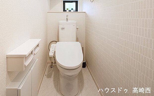 ☆彡白を基調とした清潔感のあるトイレ。棚もありいろいろ便利ですね(^^)/