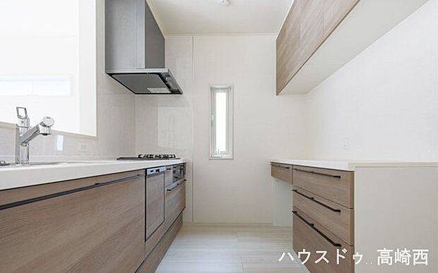 ☆彡キッチンカウンターの下部には、調理器具や調味料などがすっぽり収まり、出し入れも簡単なスライド収納。