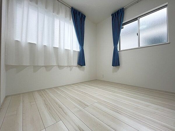 洋室：2面採光なので日当たり、風通しともに良好です。写真には写っていませんが、収納があるのでお洋服などすっきりと片付けることができます。