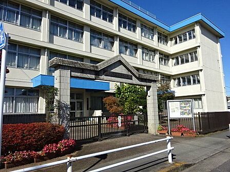 羽村市立小作台小学校目指す学校像：「地域の風が通る・学ぶ意欲あふれる楽しい学校」。朝の活動時間には、10分間読書や10分間計算タイムを実施しています。 1000m
