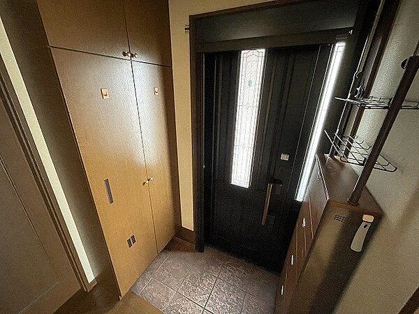 玄関の横には収納があります。収納の下には空間があり、よく履く靴を置くのに便利そうですね。
