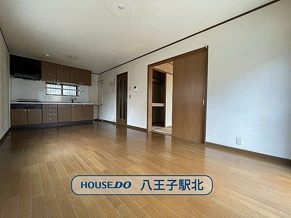 LDKには和室が隣接していますので、扉を開放しておくことでより広々とした空間を使用することができます！