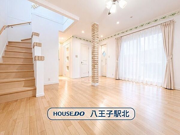 リビング：家族みんなでゆったりとくつろげる広々としたリビングです。自然と会話が弾む憩いの空間です※実際の写真から家具等を消すCG加工をしています。