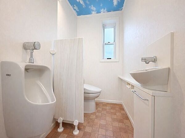 1階トイレ：用途に合わせて使い分けができるトイレです。朝の混雑時にも重宝します。※実際の写真から家具等を消すCG加工をしています。