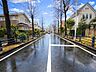 外観：【東側 前面道路】幅員約6mの前面道路です。道路幅にゆとりがあるので、車種を選びません。大きめの車を乗りたい方にもオススメです。