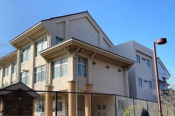 八王子市立長池小学校教育目標/よく考え、学ぶ子、思いやりをもち、助け合う子、明るく元気な子。平成9年度に開校した学校です。南側には長池公園があり、その中心に水源として大切にされてきた長池があり、校…