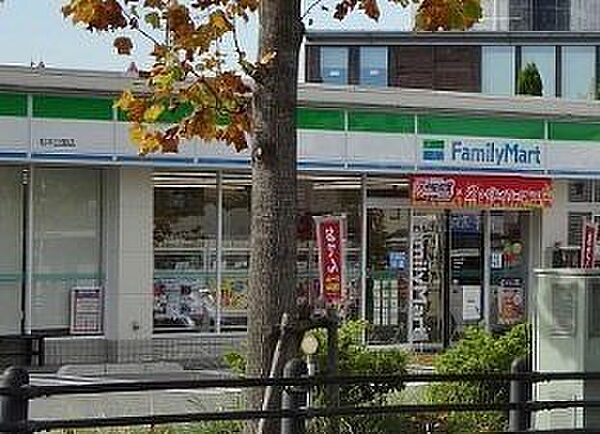 ファミリーマート　松木公園店24時間営業。スローガンは「Fun＆Fresh」。驚きやワクワク感を与えるべく、商品改革に取り組んでいる。（電子マネー利用可　ＡＴＭあり　ネット通販あり） 100m