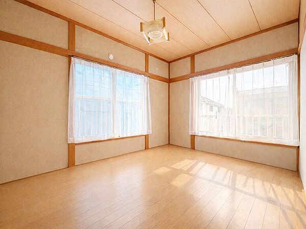 6帖和室（現在は洋室です）：光と風が通り抜ける、2面窓の明るい洋室です。寝室やワークスペースなど多目的に活用できます。※実際の写真から家具等を消すCG加工をしています。