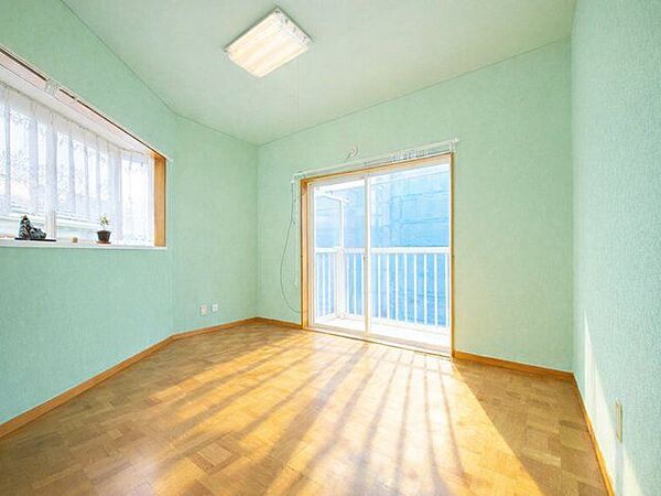 5.5帖洋室：2つの窓から心地よい陽光が差し込む洋室です。部屋全体がパッと明るく、開放感があります。※実際の写真から家具等を消すCG加工をしています。