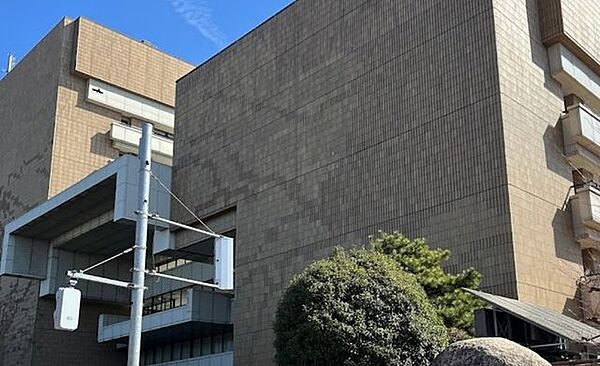 八王子市役所開庁時間/午前8時30分から午後5時。土曜日・日曜日、祝日、年末年始（12月29日～1月3日）は、閉庁です。西八王子駅から歩いて約20分。 1300m