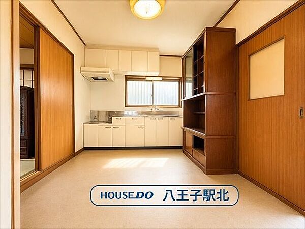 ダイニングキッチン：窓があるので、日差しが降り注ぐのはもちろん、換気もしっかりできます。窓を開けて家事の合間の休憩もできそうです。※実際の写真から家具等を消すCG加工をしています。