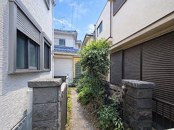 小中学校が徒歩15分以内とお子様の通学も安心です。学校行事も車を使わずにすみますね。