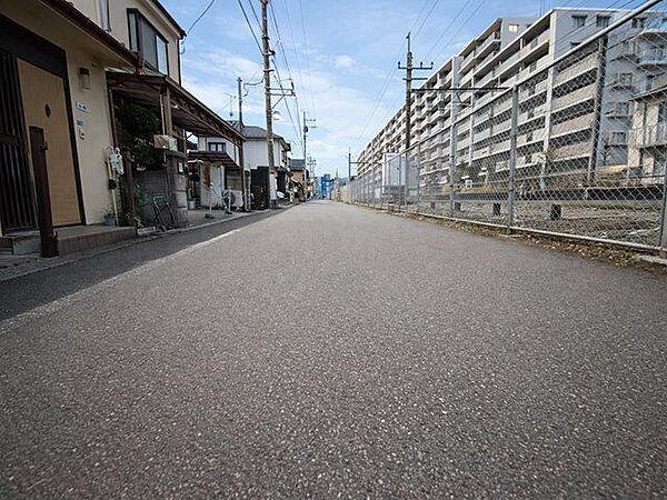 【北側 前面道路】幅員約5mの前面道路です。