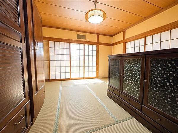 1F和室：収納スペースが豊富なので、お部屋を広くお使いいただけます。押入があるので、奥行きがあり、お布団などをしまうことができます。※実際の写真から家具等を消すCG加工をしています。