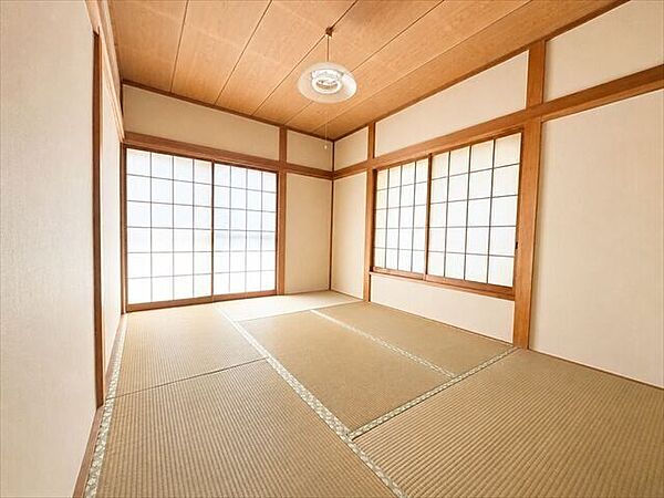 2Fベランダ側和室：二面採光で明るく、通風も期待できそう！※実際の写真から家具等を消すCG加工をしています。