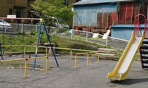 並木町ふれあい公園遊具エリアには、ブランコ・すべり台・鉄棒・砂場・水道があります。藤棚の下のベンチでは日差しを避けられます。 350m
