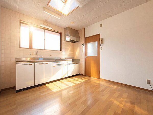 キッチンは換気のできる窓付きです。※実際の写真から家具等を消すCG加工をしています。