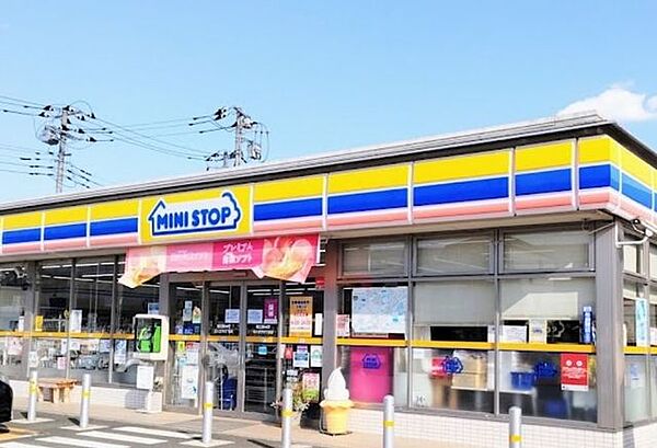 ミニストップ　元八王子2丁目店営業時間：6:00～00:00創業当初からファストフードを取り扱っている唯一のコンビニ。なかでもソフトクリームやパフェなどは人気。（電子マネー利用可　ＡＴＭあり）…