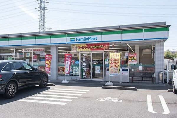 ファミリーマート　八王子バイパス店スローガンは「Fun＆Fresh」。驚きやワクワク感を与えるべく、商品改革に取り組んでいる。（電子マネー利用可　ＡＴＭあり　ネット通販あり）Tポイントサービスあり…