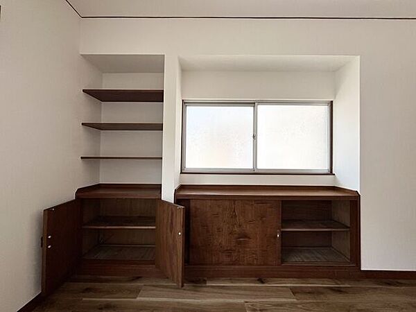 5.5帖洋室収納：収納がついているので、お部屋に物があふれずスッキリと過ごせます。
