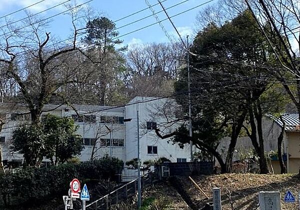 八王子市立　浅川中学校教育目標/自ら学び考え行動する生徒・豊かな心をもち、思いやりのある生徒・心身ともに健康で、たくましく生きる生徒。高尾山の麓近くに位置し、学校の北側には初沢川の清流の音が聞こえ…