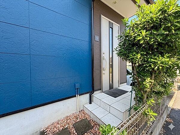 玄関扉前の植木がプライバシーを配慮してくれます◎※実際の写真から家具等を消すCG加工をしています。