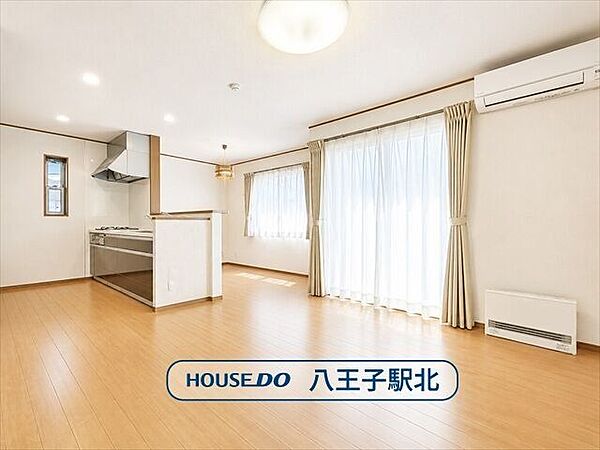 14.7帖の南向きLDKは、開口部が多く自然採光をしっかりと取り込める団らん空間です◎※実際の写真から家具等を消すCG加工をしています。