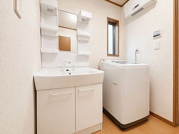 白く清潔な洗面台は一日のはじまりのスイッチを入れるのにピッタリなスペース。窓があるので換気もしっかりできます。※実際の写真から家具等を消すCG加工をしています。