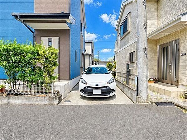 段差の少ない駐車スペースです。日々の車の出し入れも安心して行えます。※実際の写真から家具等を消すCG加工をしています。
