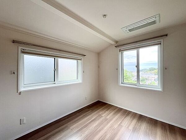 5帖洋室：2面採光なので日当たり、風通しともに良好です。北側のお部屋は優しい日差しが入るのでゆったりと読書などを楽しむことができそうです。