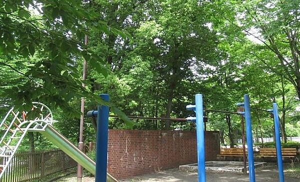 稲荷山公園敷地面積が広大なのが魅力です。遊具はすべり台と鉄棒があります。広場を囲むように樹木が植えられ、四季折々の風景を眺められます。 150m