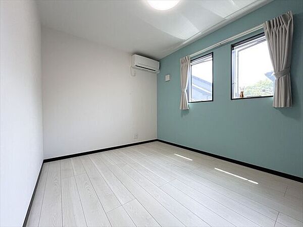 お子様のお部屋としても使いやすい洋室。ベッドや学習机も配置しやすく、成長に合わせて長くお使いいただける空間です。※実際の写真から家具等を消すCG加工をしています。