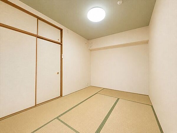 リビング横の和室は、お子様の遊び場やお昼寝スペースとしても便利。客間としても活用できる、落ち着きある空間です。※実際の写真から家具等を消すCG加工をしています。