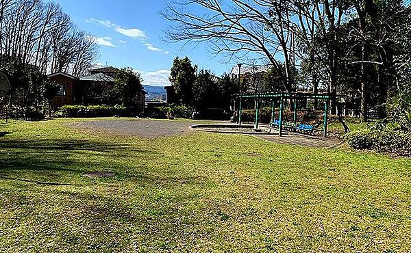 ひよどり公園遊具は、砂場・鉄棒が設置されています。お散歩や休憩でもご利用できます。自然に囲まれた緑豊かな公園で、ゆったりと過ごすことができます。 200m