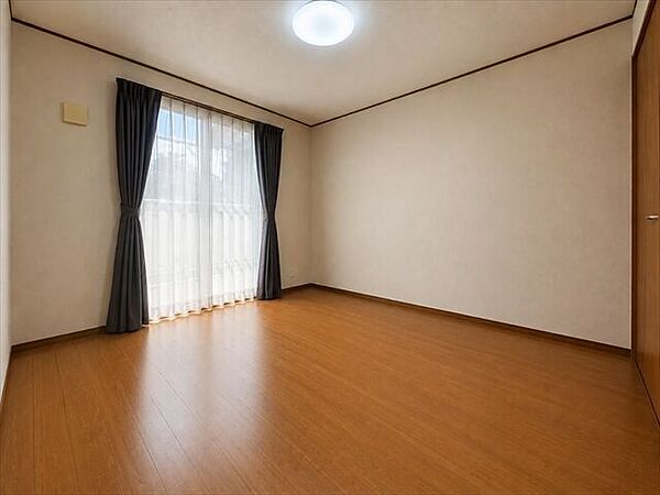 南向きで明るい洋室は、やさしい光が部屋全体に広がり、心地よく過ごせます。ゆったりとした空間で読書や趣味の時間も楽しめます♪※実際の写真から家具等を消すCG加工をしています。