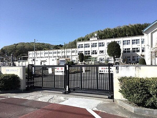 八王子市立　加住小中学校教育目標　・すすんで学び向上できる人　・心豊かにたくましく共に生きる人 2600m