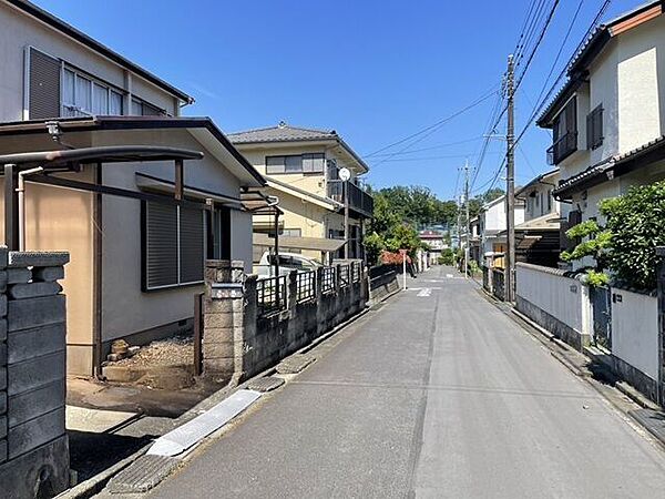 【南側 前面道路】幅員約4mの前面道路です。車がすれ違うには厳しい道幅ですが、車はスピードを抑えて走行するので、お子様にも安全な道幅となっています。
