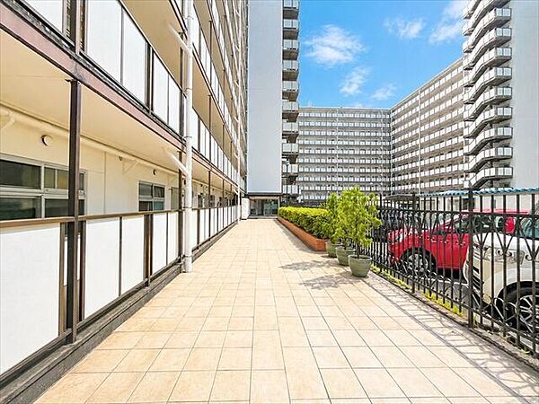 清掃や維持管理が行き届いたマンション内通路。毎日の行き帰りを気持ちよく迎えられます。※実際の写真から家具等を消すCG加工をしています。