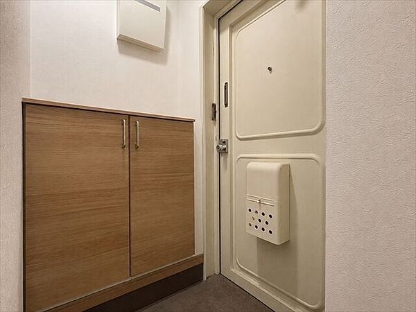 玄関：下駄箱もあるので玄関を広くお使いいただけそうです。※実際の写真から家具等を消すCG加工をしています。